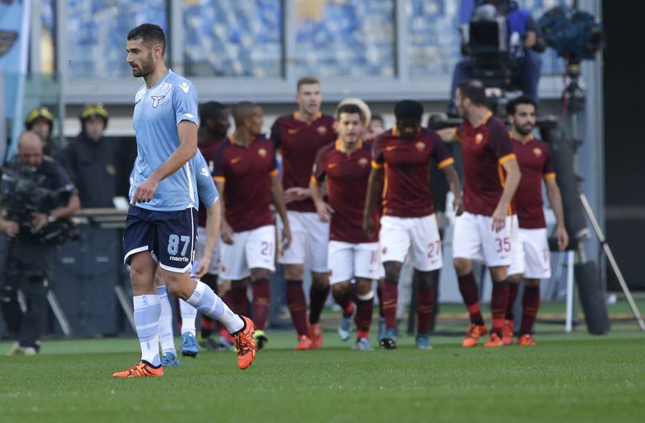 I giocatori della Roma festeggiano Dzeko, autore del gol del vantaggio nel derby con la Lazio. Ap